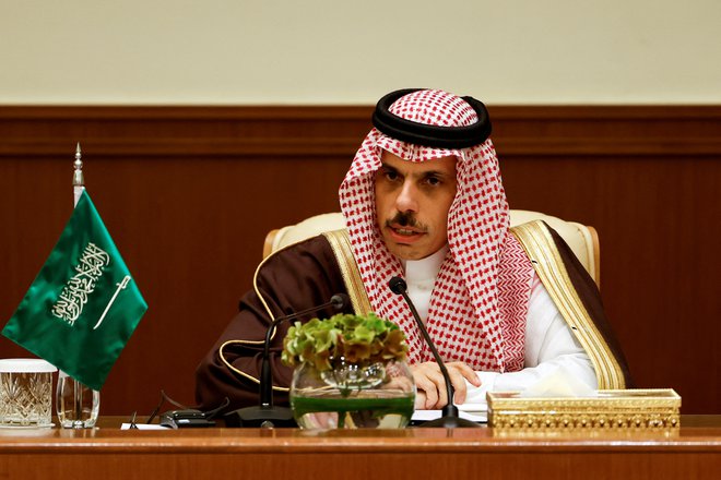 Savdski zunanji minister princ Faisal bin Farhan Al-Saud na novinarski konferenci po izrednem arabsko-islamskem vrhu, na katerem so preiskovali konflikt Izraela s Hamasom. FOTO: Hamad I Mohammed Reuters