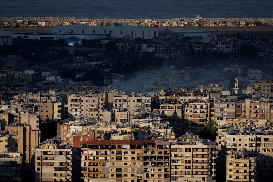 Fotografija: Poškodovane stanovanjske stavbe v južnem predmestju Bejruta med nenehnimi spopadi med Hezbolahom in izraelskimi silami, pogled iz Baabde, Libanon, 11. november. FOTO: Adnan Abidi Reuters