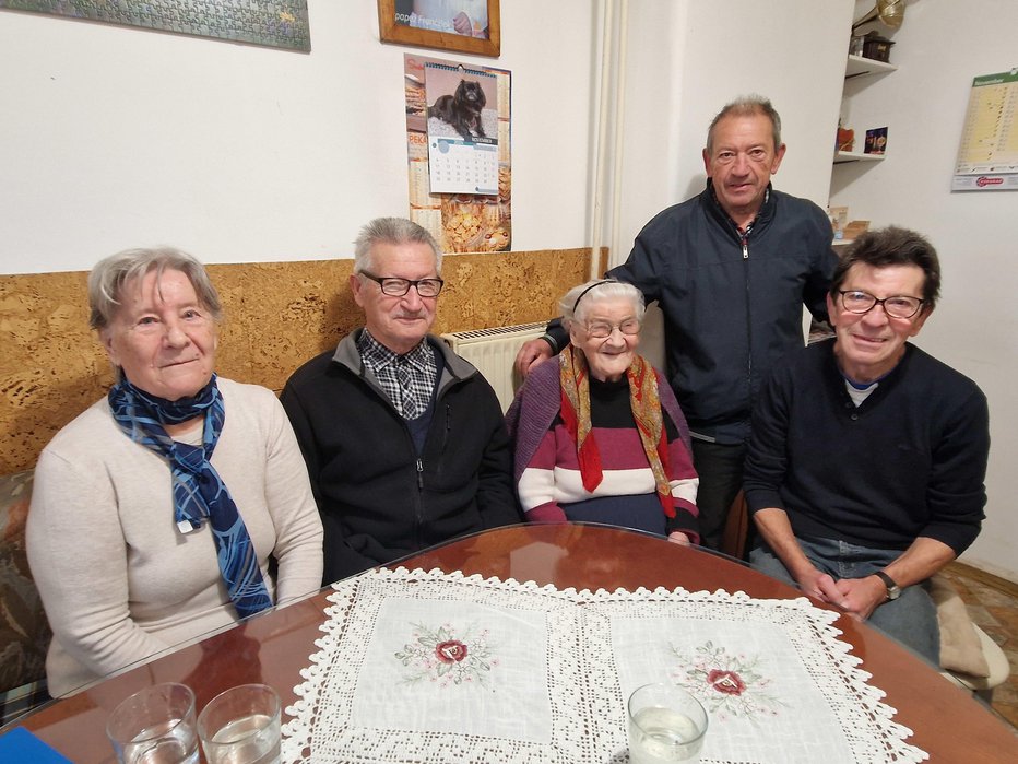 Fotografija: Jožica z otroki: s hčerko Pepi ter s sinovi Marjanom, Janezom in Silvom Foto: Tanja Jakše Gazvoda