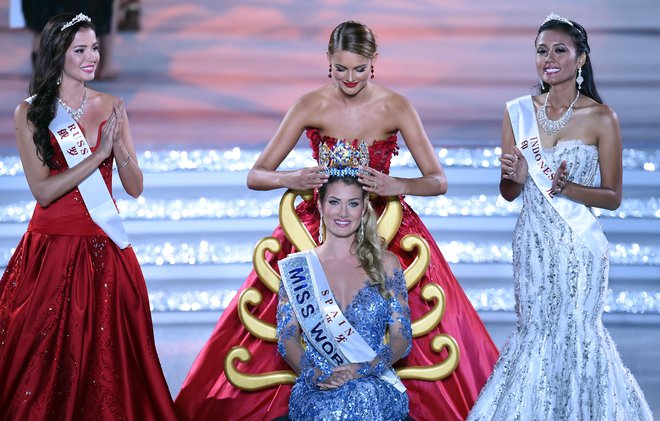 Sofija Nikitčuk (skrajno levo) na tekmovanju za Miss sveta leta 2015. FOTO: Johannes Eisele Afp