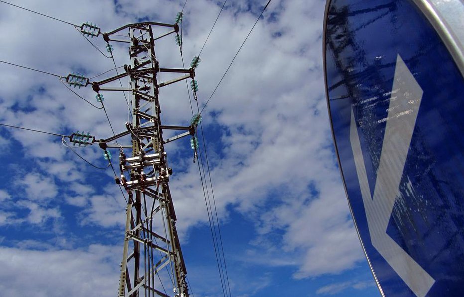 Fotografija: Na Agenciji za energijo premierjeve obtožbe zanikajo. FOTO: Blaž Samec