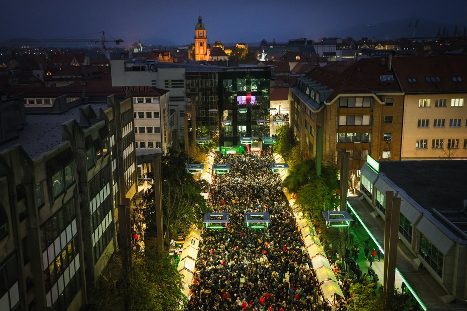 Fotografija: Trg Leona Štuklja je bil kljub mrazu nabito poln do zadnjega kotička. FOTO: Marko Vanovsek