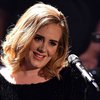 Adele: v večeru lahko spijem 25 steklenic vina