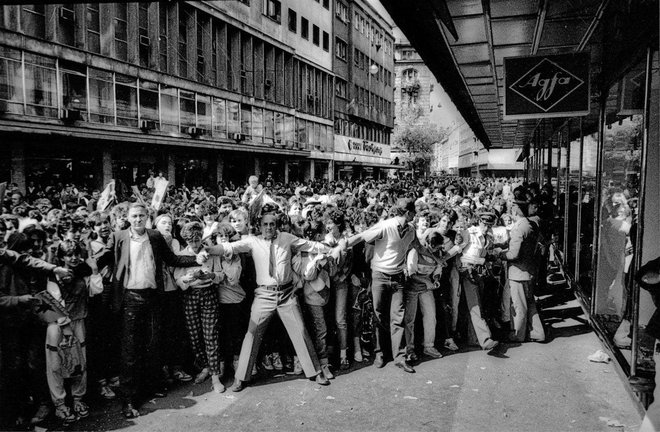 Norišnica v Beogradu leta 1985 pred napovedanim podpisovanjem plošče Soldatski bal. Zaradi prave histerije je skupina kmalu pobegnila z lokacije. FOTO: Kamenko Pajić/City Records/facebook