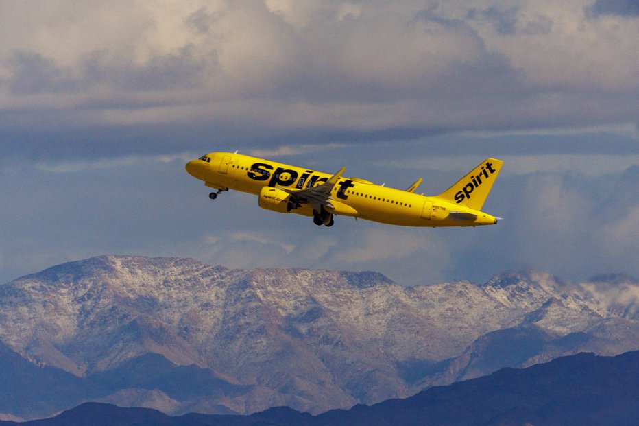 Fotografija: Na letalo družbe Spirit Airlines so merili med pristankom. FOTO: Reuters