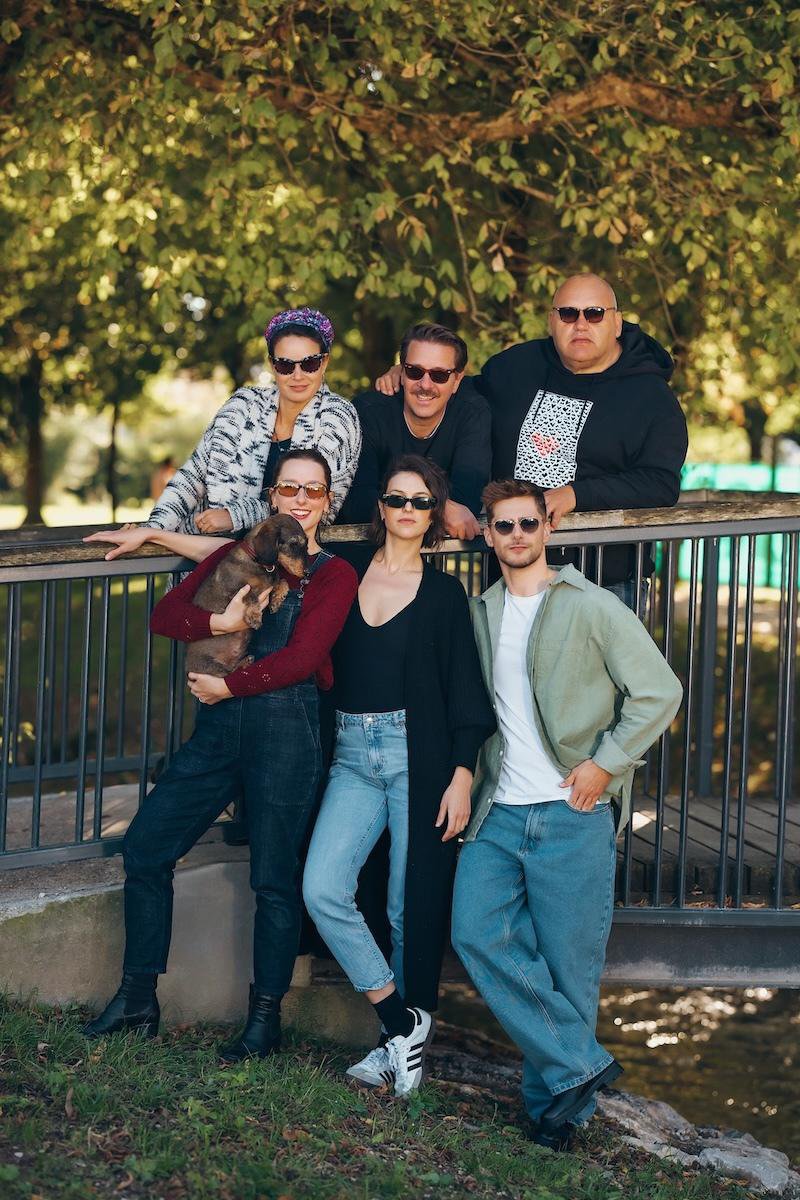 Fotografija: Igralci Inti Šraj, Damir Leventić, Primož Petkovšek, Sara Gorše, Lea Mihevc in Matej Zemljič že odštevajo dneve do premiere gangsterske komedije Posli pod krinko. FOTO: Osebni arhiv 