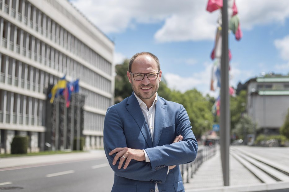 Fotografija: Jernej Vrtovec se sprašuje, kdo nam sploh vlada. FOTO: Leon Vidic, Delo