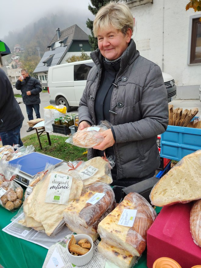 Danica Cesar s pestro ponudbo pogač, mlincev, keksov, kruha in potic FOTO: Mojca Marot