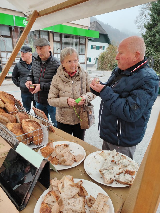 Fanika in Karli Wiegele sta pokusila kruh z drožmi Luke Gmajnerja. FOTO: Mojca Marot