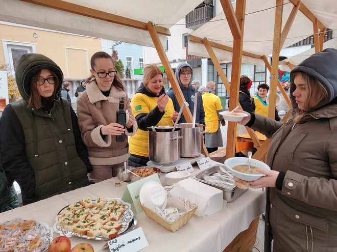 Česnova in bučna juha, ki so ju kuhali na stojnici OŠ Laško, sta bili odlični. FOTO: Mojca Marot