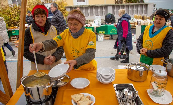 Članice Združenja Deteljica Laško so skuhale zelenjavno juho. FOTO: Boris Vrabec