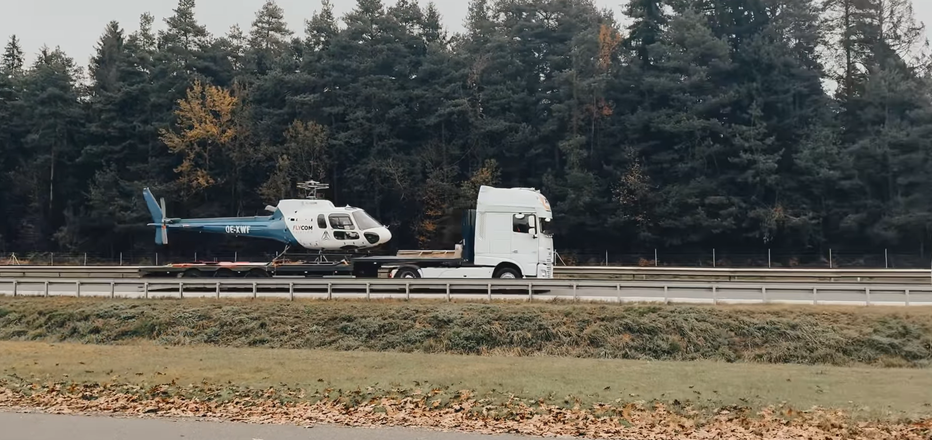 Fotografija: Helikopter so prepeljali kar po cesti. FOTO: Zajem Zaslona Facebook