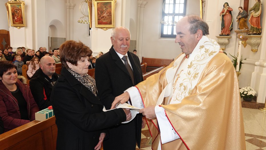 Fotografija: Obred zlate poroke je opravil župnik Franc Vidmar. FOTOGRAFIJE: Slavko Mirtič