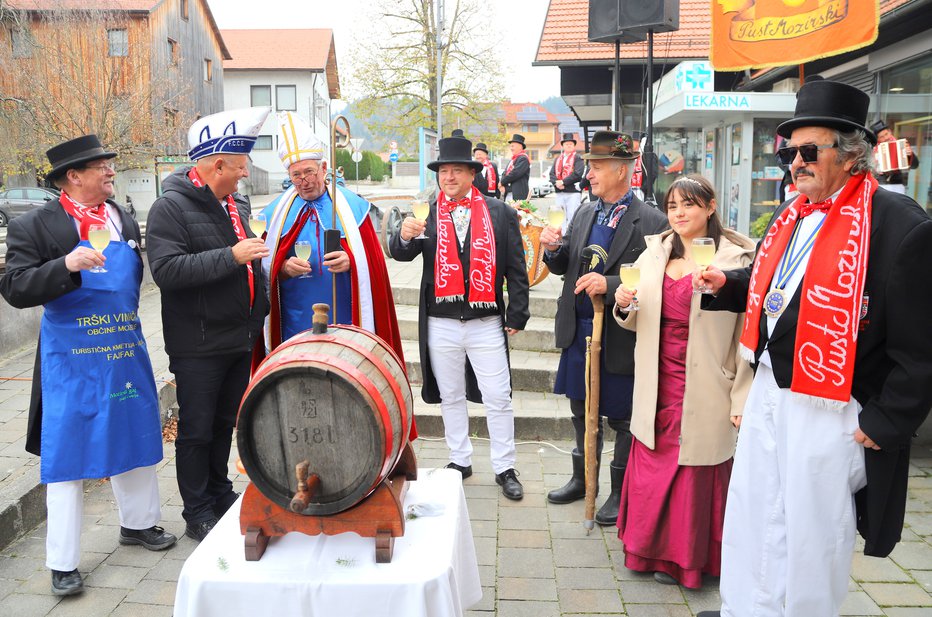 Fotografija: Veselo so nazdravili ob skromnejši, a kakovostni vinski letini. FOTOGRAFIJE: Jože Miklavc