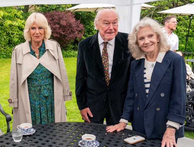 Kraljica Camilla, Timothy West in Hayley Mills. FOTO: Arthur Edwards Via Reuters