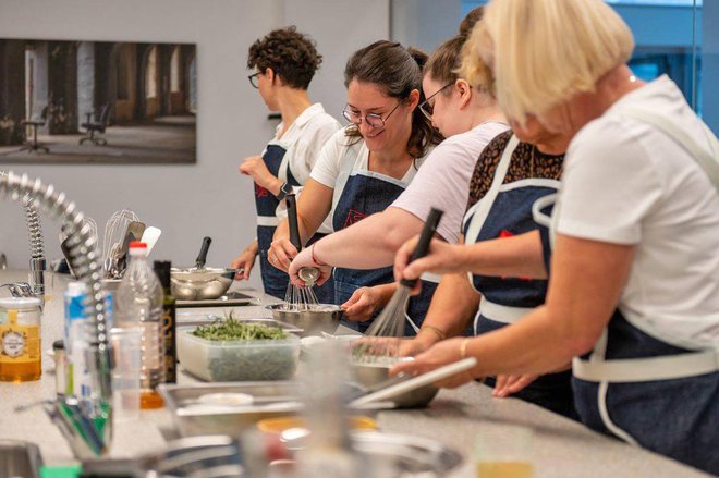 Na delavnici v kuharskem laboratoriju si obiskovalci pripravijo brunch iz lokalnih sestavin.