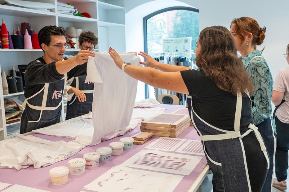 Fotografija: V tekstilnem laboratoriju udeleženci z mentorjem zložijo in pobarvajo vzorce ter domov odidejo s svojo edinstveno potiskano majico. FOTOGRAFIJI: Arhiv Turizma Ljubljana