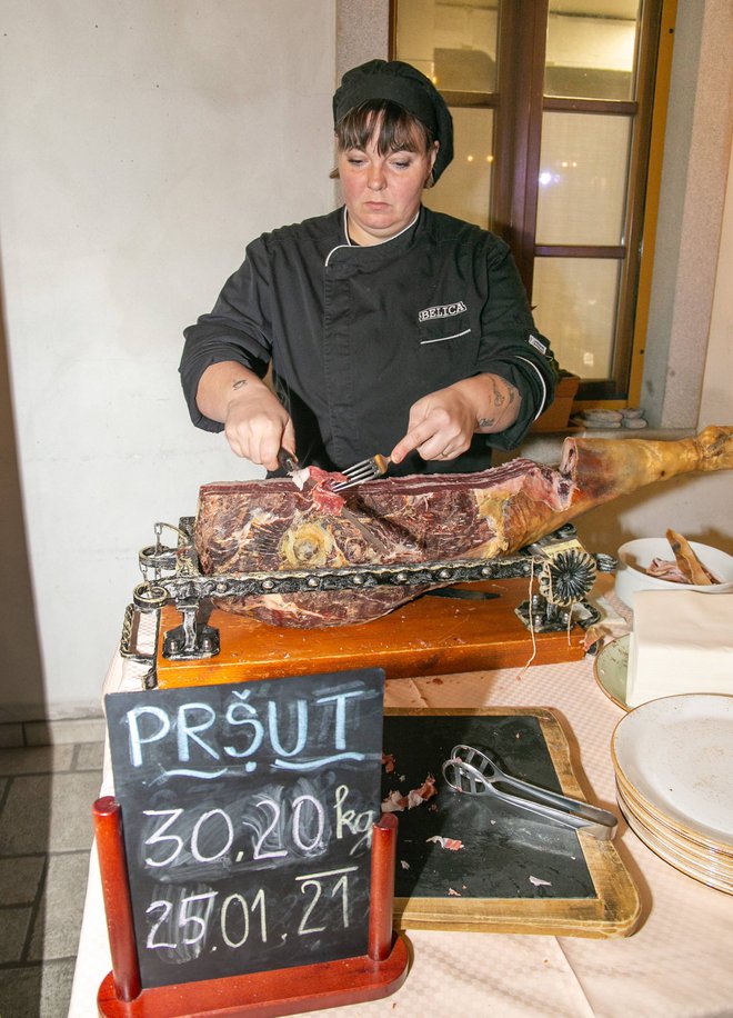 Začetna vloga je kot vedno pripadla pršutu.