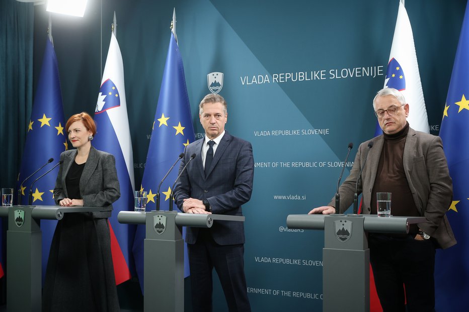 Fotografija: Asta Vrečko, Robert Golob in Matjaž Han. FOTO: Jože Suhadolnik, Delo