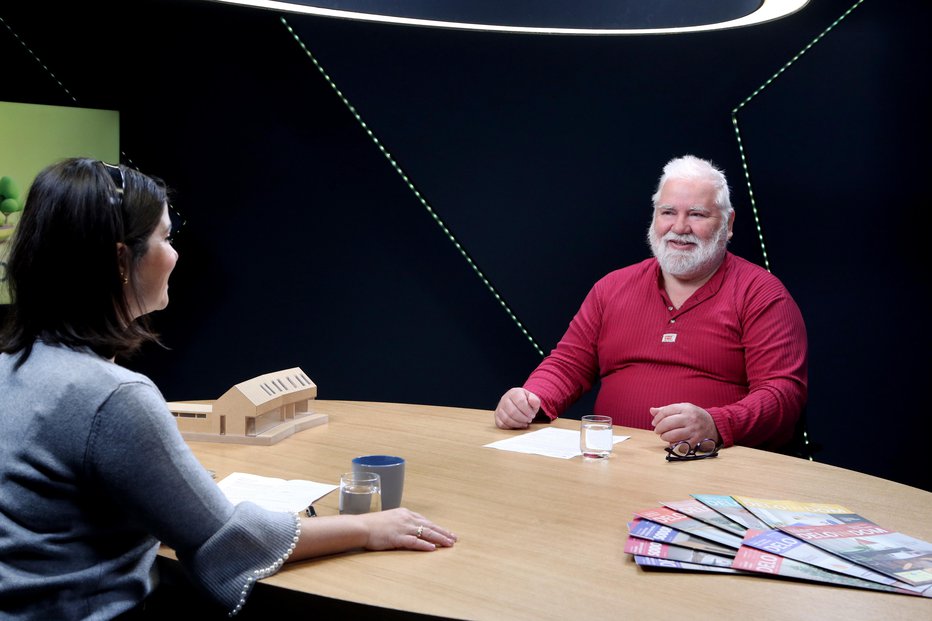 Fotografija: Energetski svetovalec Matjaž Valenčič v tokratni epizodi podkasta miri, da je panika zaradi napovedane prepovedi električnih bojlerjev odveč. FOTO: Marko Feist, Delo