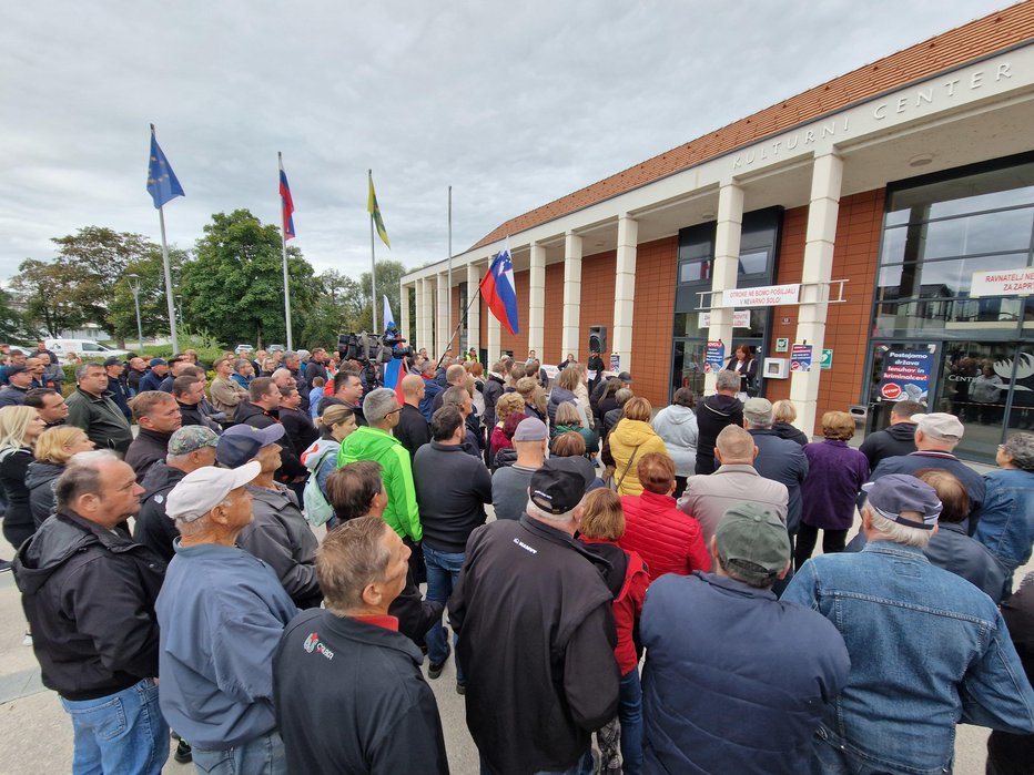 Fotografija: Pred kratkim sta se na Dolenjskem zgodila dva odmevna protesta, ki pa nista bila uperjena proti Romom, pač pa proti neučinkoviti politiki in neukrepanju državnih organov. FOTO: Tanja Jakše Gazvoda