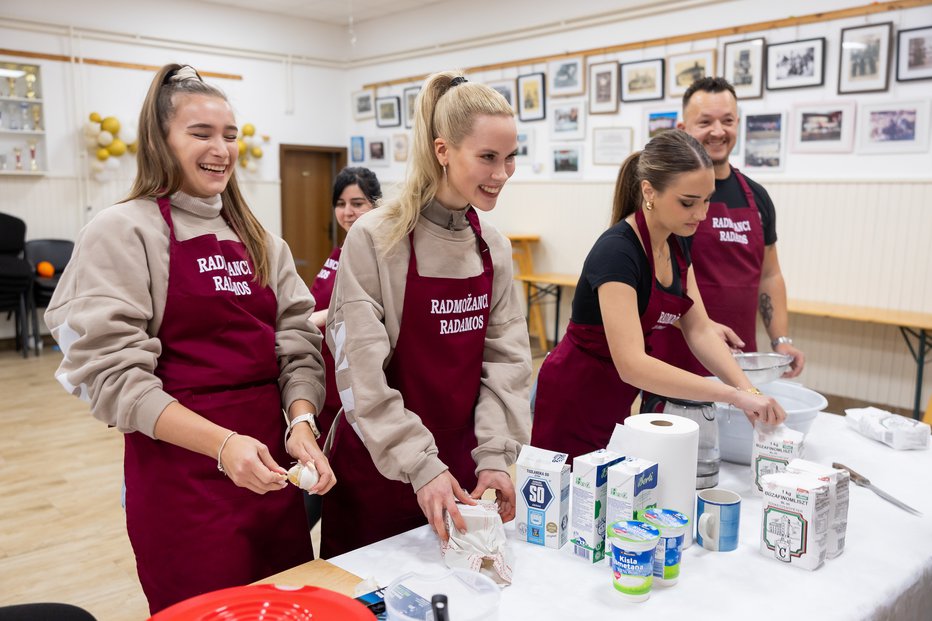 Fotografija: Nika, Amadea in Abbi so naredile langoš. FOTOGRAFIJE: Miss Slovenije