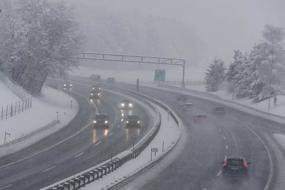 Fotografija: Zimska vožnja zahteva ustrezne pnevmatike, nizkim temperaturam pripravljeno celotno vozilo, pa še toliko bolj preudaren način vožnje. FOTO: Matej Družnik, Delo