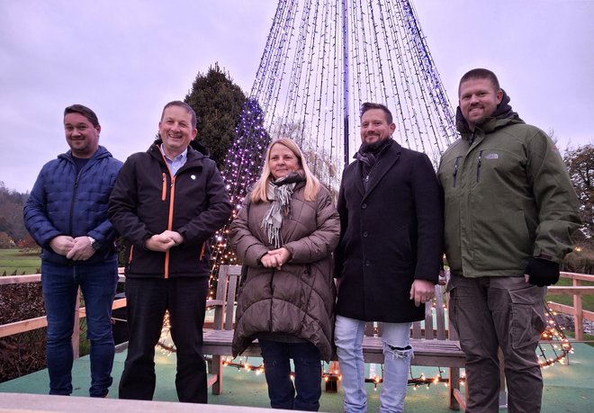 Del ekipe postavljavcev letošnje osvetlitve z direktorjem Matjažem Mastnakom, drugi z leve, in Melito Miš