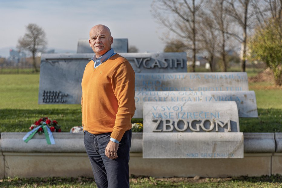 Fotografija: Robert Štaba pri spomeniku žrtvam prometnih nesreč na Novih Žalah Foto: Leon Vidic