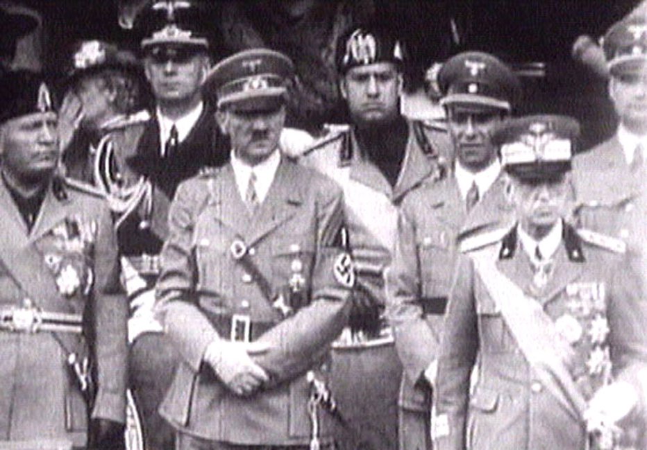 Fotografija: Kralj Viktor Emanuel III., Adolf Hitler in Benito Mussolini v Rimu leta 1941. FOTO: Reuters Tv Reuters