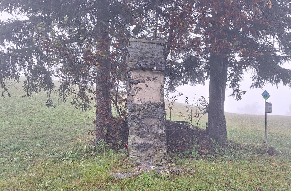 Fotografija: Spominska plošča padlim borcem Cankarjevega bataljona na Pasji Ravni je izginila. FOTO: Slavko Suhadolc