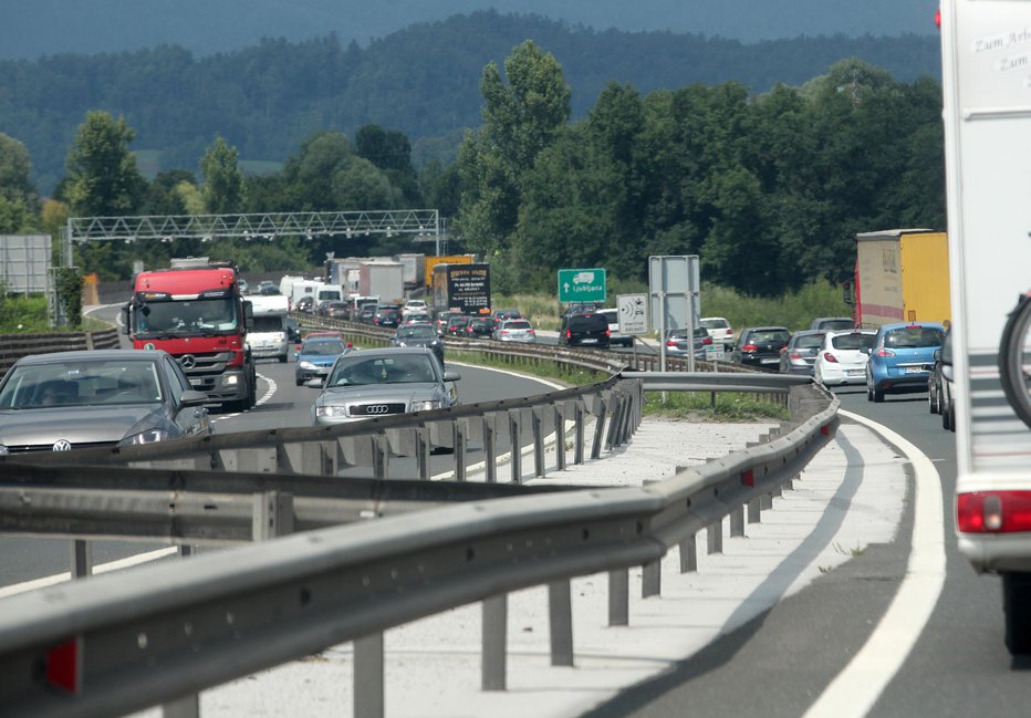 Fotografija: Med Črnim Kalom in Srminom proti Kopru bo primorska avtocesta zaprta. FOTO: Mavric Pivk/delo