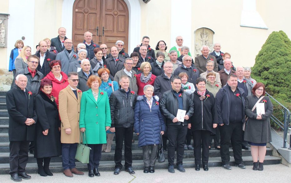 Fotografija: Po sveti maši so se jubilanti pred cerkvijo postavili postavili pred objektive. FOTO: O.b.