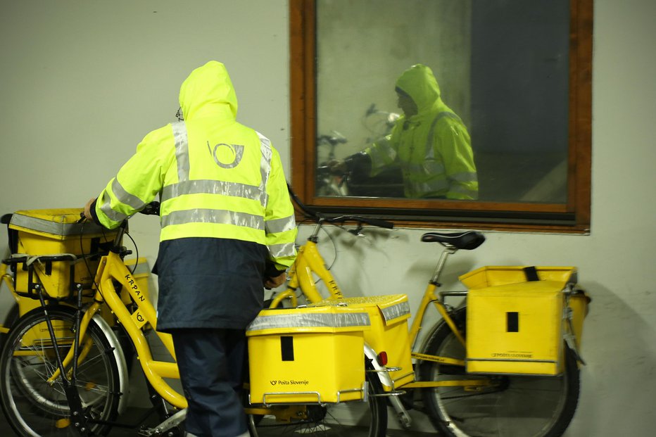 Fotografija: Policija poudarja, da so paketni dostavljavci posredniki, ki nudijo le storitev pošiljanja, in niso vpleteni v goljufijo. Foto: Jure Eržen