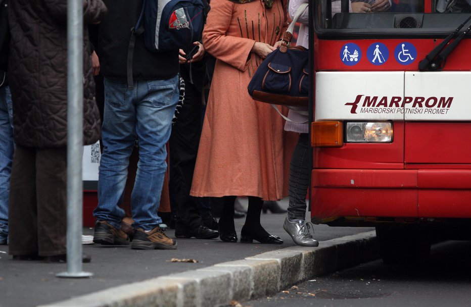 Fotografija: Kakšne poškodbe ima potnica, ki je bila na avtobusu javnega prometa Marprom, policija ni sporočila, gre pa za hujše. Foto: Tadej Regent