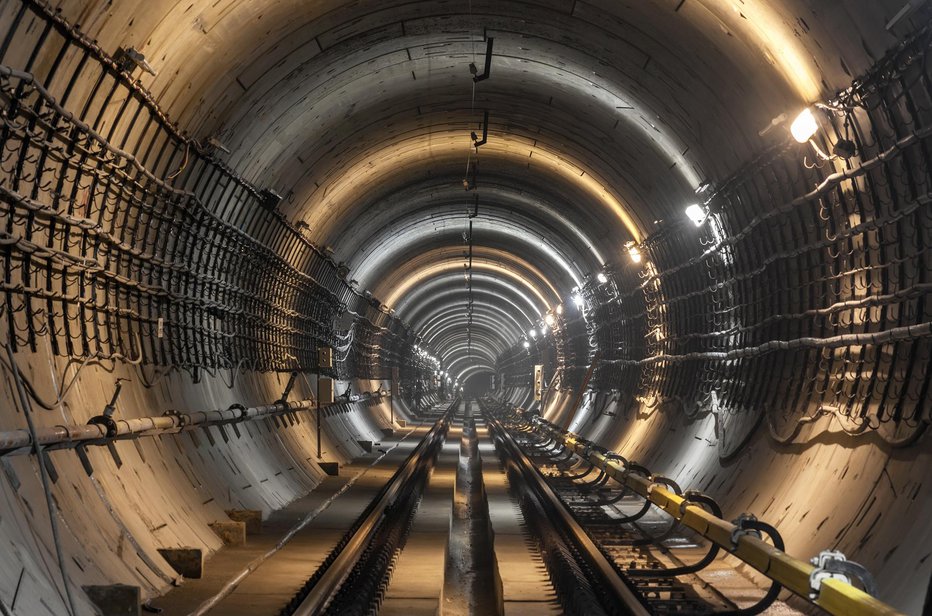 Fotografija: Dela v tunelu bodo podaljšala potovalni čas z vlakom. FOTO: Saoirse_2010 Getty Images/istockphoto