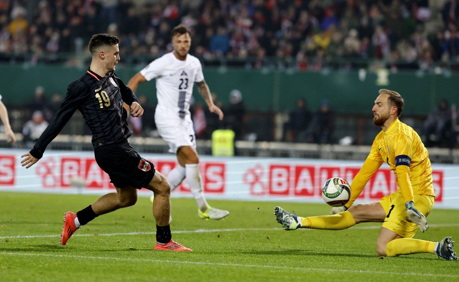 Fotografija: Takole je vratar Jan Oblak preprečil vodstvo Avstrije z 2:0 po strelu Christopha Baumgartnerja. FOTO: Lisa Leutner/Reuters