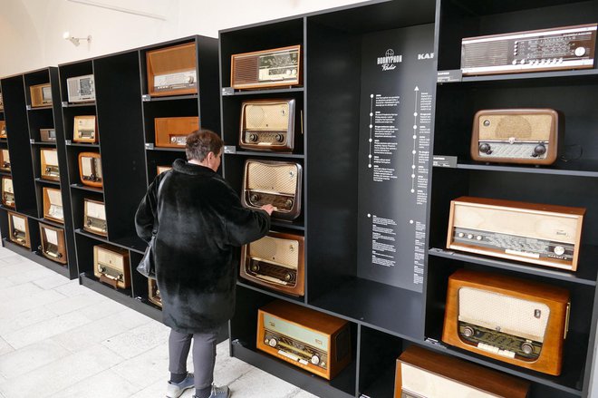 Del radijskih sprejemnikov je na ogled v TMS na razstavi Glas preteklosti. Foto: Primož Hieng