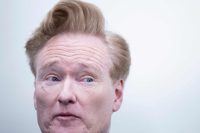 Conan O'Brien bo prihodnje leto prvič vodil podelitev oskarjev. Foto: Brendan Smialowski/AFP