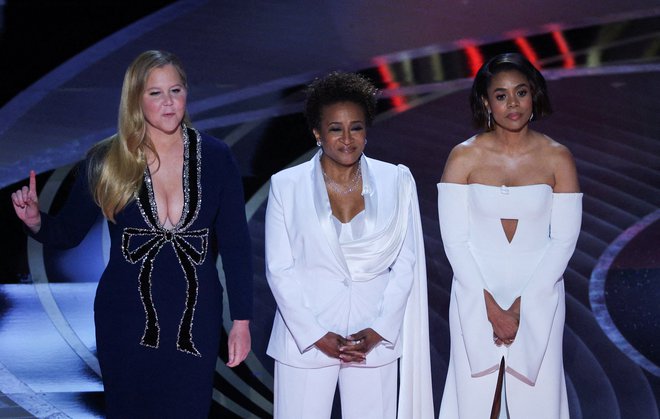 Leta 2023 je imela podelitev kar tri voditeljice: Amy Schumer, Wando Sykes in Regino Hall. Foto: Brian Snyder/Reuters