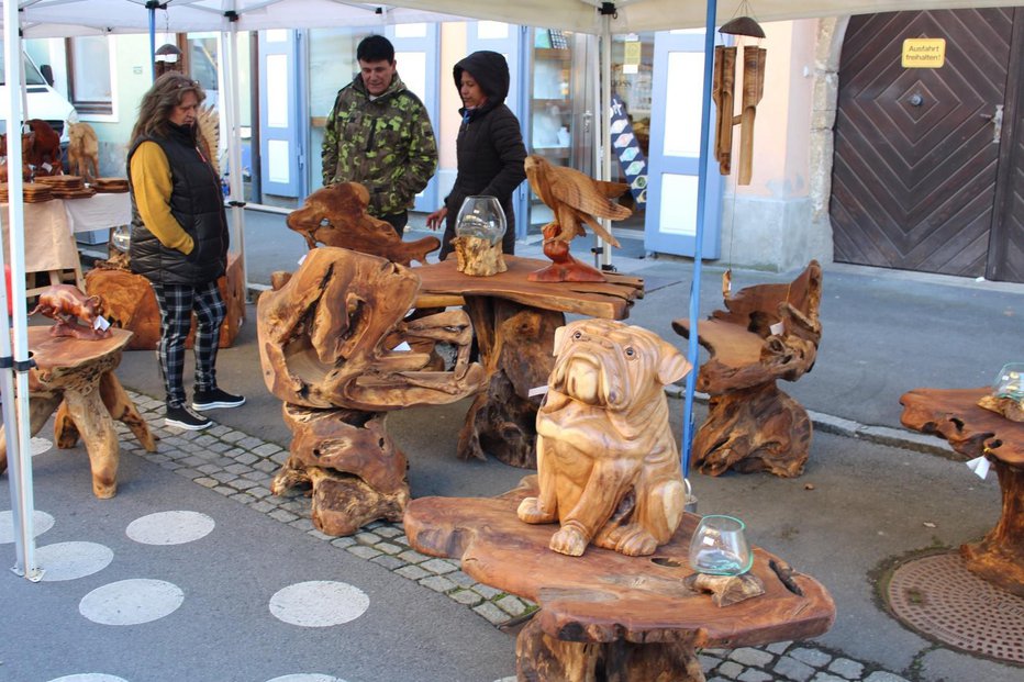 Fotografija: Nekateri obiskovalci so bili navdušeni nad unikatnimi izdelki iz lesa. Foto: Ludvik Kramberger