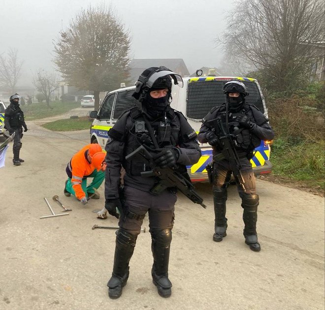 Na terenu je tudi specialna enota policije. FOTO: Komunala Novo mesto