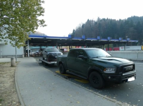 Fotografija: Vozilo je bilo zaseženo, policisti bodo  podali kazensko ovadbo zaradi suma storitve kaznivega dejanja ponarejanje listin.  FOTO: Pu Mb