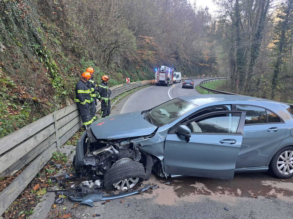 Fotografija: Pri naselju Gaberje, na cesti Boštanj – Mokronog, v občini Sevnica, voznica osebnega vozila zapeljala s ceste in trčila v odbojno ograjo. FOTO: PGE Sevnica