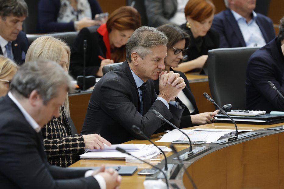 Fotografija: Robert Golob odgovarja na poslanska vprašanja. FOTO: Leon Vidic/Delo