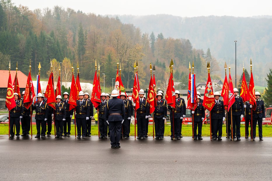 Fotografija: Častni gasilski pozdrav Foto: Robi Verbajs