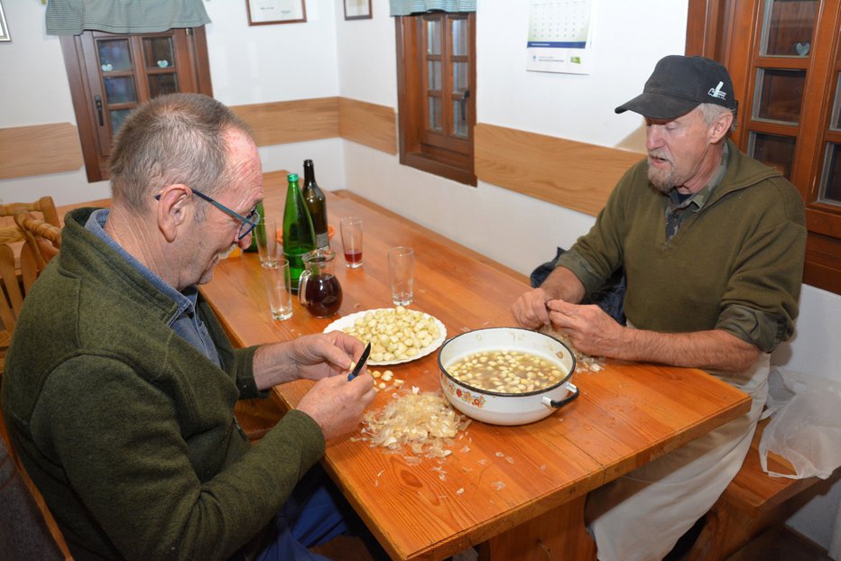 Fotografija: Med pripravo česna za pečenice in kranjske klobase (levo Janez Miklavc, desno Anton Grobler) FOTOGRAFIJE: Darko Naraglav