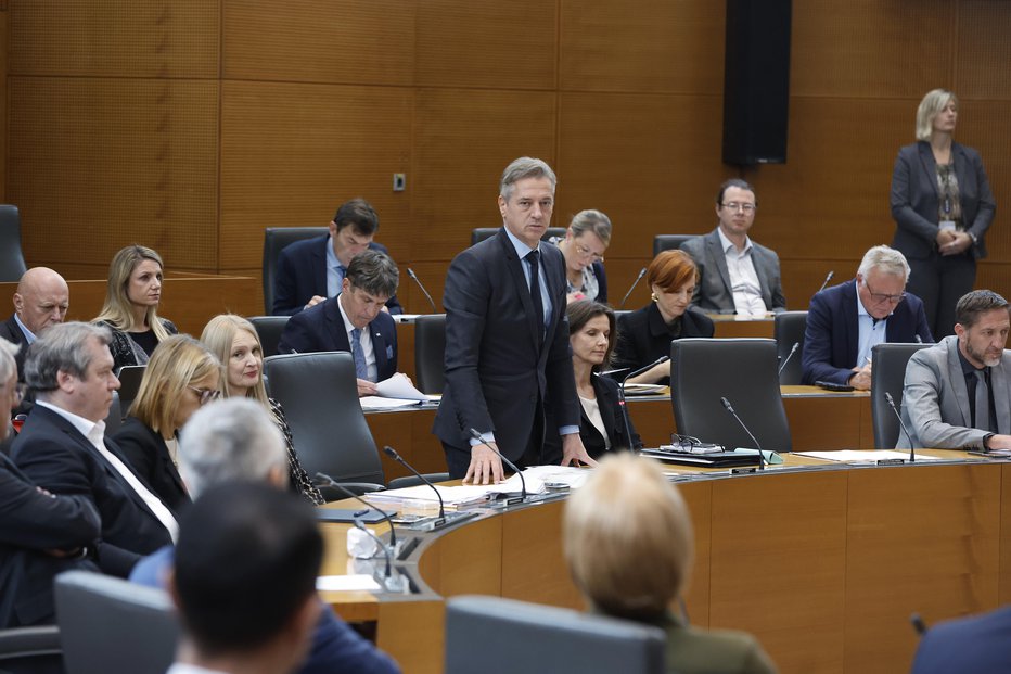 Fotografija: Robert Golob in ministrska ekipa v državnem zboru. FOTO: Leon Vidic/Delo