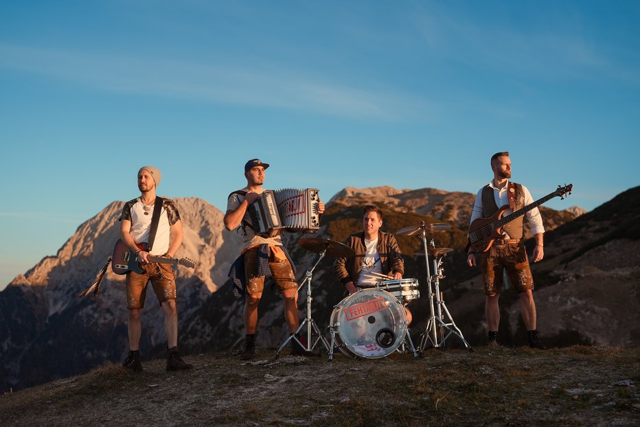 Fotografija: Fehtarji igrajo in ljubijo podeželski rock'n'roll. FOTO: ŽAN ZAJC