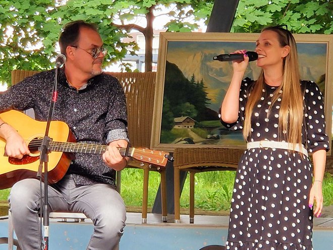 Na celjski Špici je maja zapel s Tinkaro na dobrodelnem koncertu za uličnega glasbenika Antonia Čemažarja.